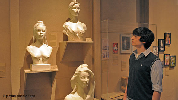 Bustos das atrizes Catherine Deneuve, Laetitia Casta e Brigitte Bardot ilustram uma seção da mostra